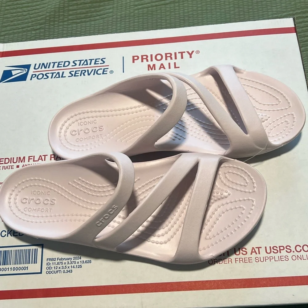 Crocs Kadee II Sandals  NWT Barely Pink  Size 7 - Picture 2 of 6
